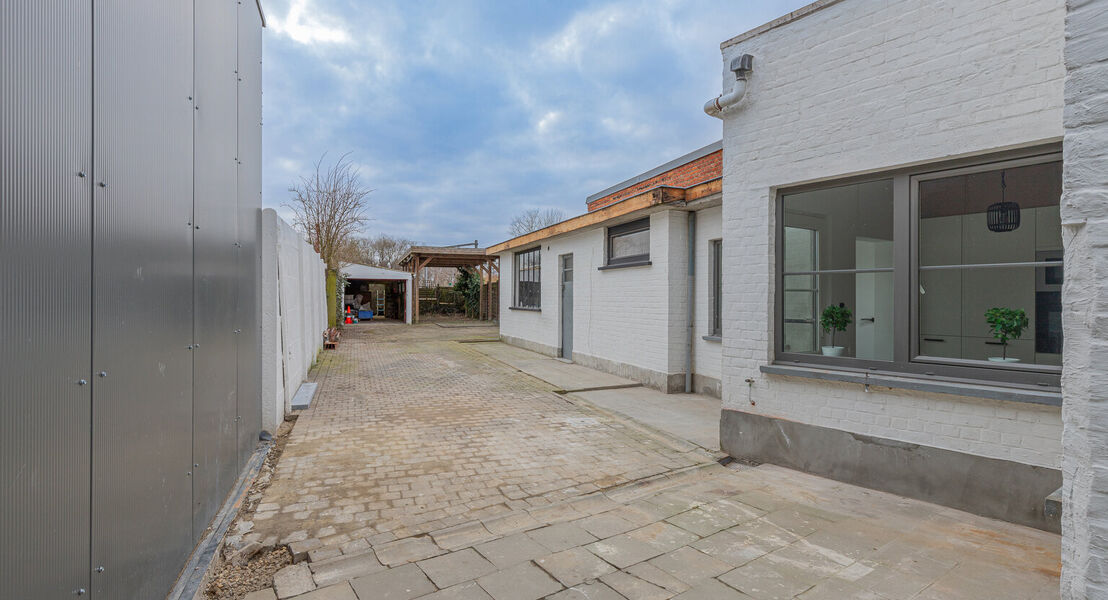 Half open bebouwing gelegen aan een uitvalsweg naar Buggenhout-Opstal. Deze knusse gezinswoning bestaat op het gelijkvloers uit een inkomhall, een leefruimte met zithoek, een ingerichte keuken met eethoek, een toilet en een berging. Op de eerste verdiepin