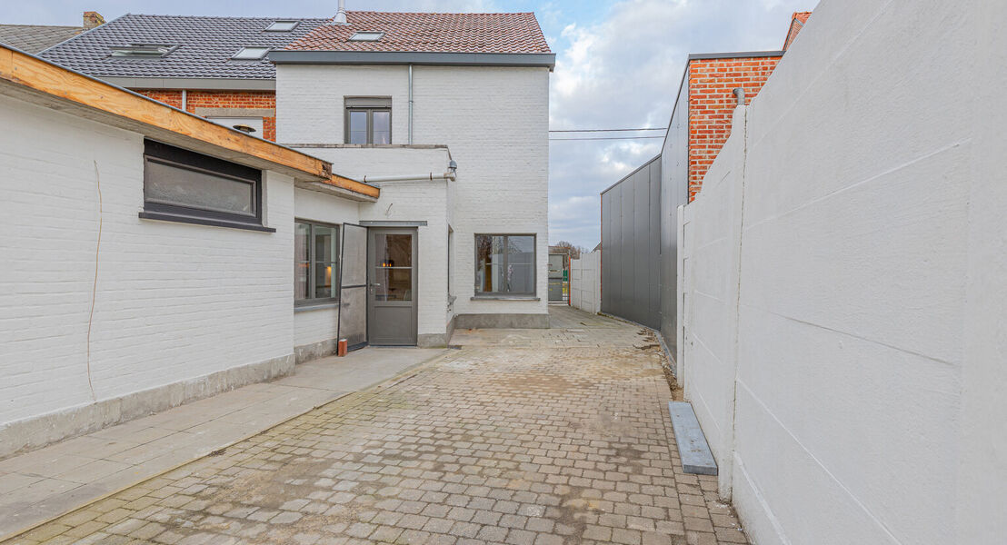 Half open bebouwing gelegen aan een uitvalsweg naar Buggenhout-Opstal. Deze knusse gezinswoning bestaat op het gelijkvloers uit een inkomhall, een leefruimte met zithoek, een ingerichte keuken met eethoek, een toilet en een berging. Op de eerste verdiepin